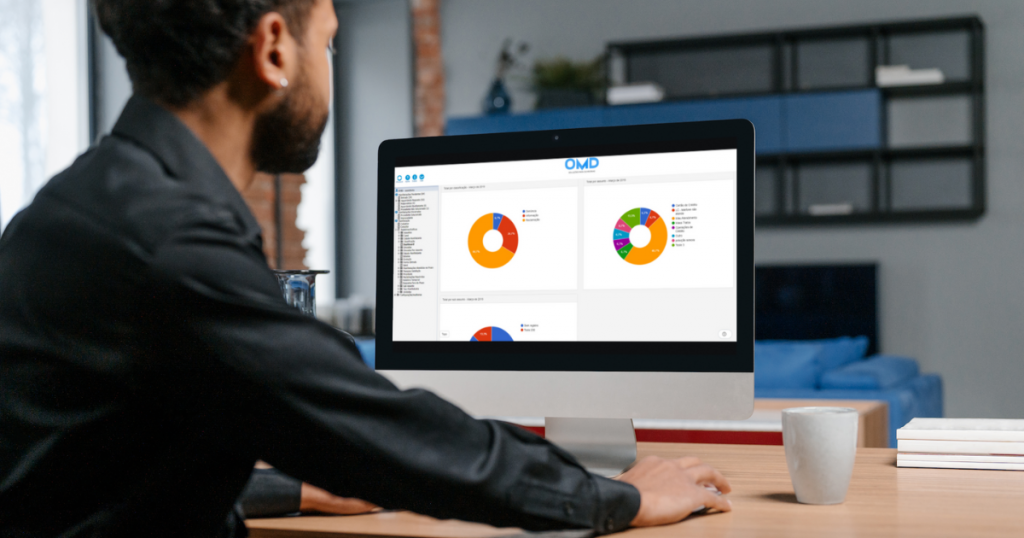 homem mexendo no sistema OMD no computador - direitos do consumidor